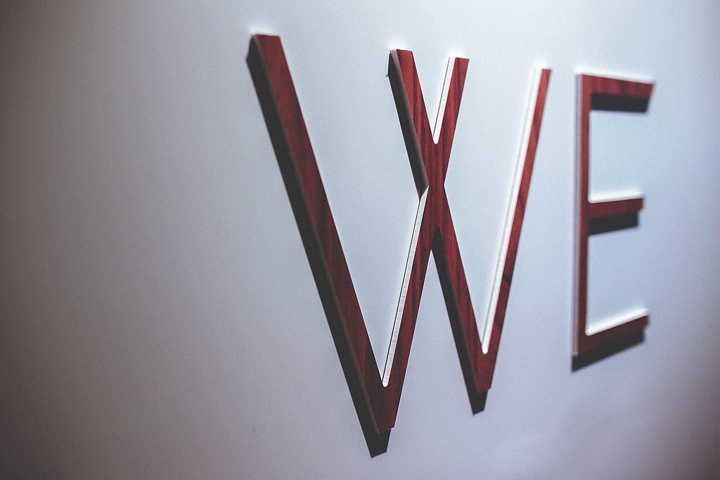das Wort "we" steht auf einer Wand geschrieben